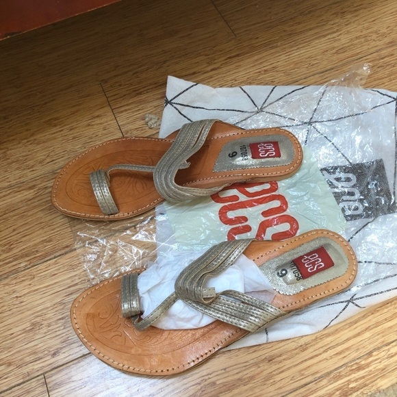 Brand New ecs  sandals 9 gold small heel - Picture 2 of 7